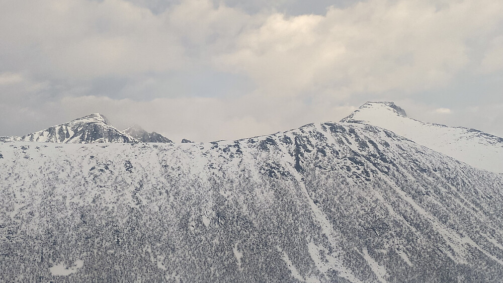 Bilde #7: Utsikt fra Storaksla [626 m.o.h.] mot Søre Klauva [1356], Klauva [1512] og Kyrkjetaket [1439 m.o.h.]. Fjellet i forgrunnen er Steinberget [981 m.o.h.].