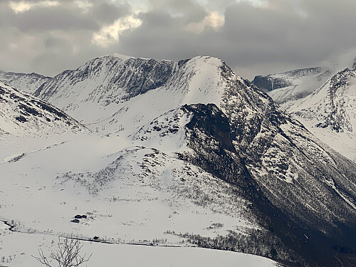 Bilde #9: Utsikt over på Husnebba [808 m.o.h.], med Høgseternebba [1241 m.o.h.] og Helvetestinden [1373 m.o.h.] i bakgrunnen.