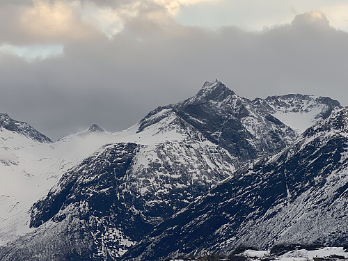 Bilde #11: Gjuratinden [1712 m.o.h.] sett fra Storaksla [626 m.o.h.].