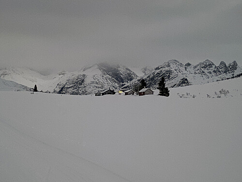 Bilde 2#: Ved Kavlisetra [490 m.o.h.]. Det var lys i den ene hytta, mens de andre var mørklagte denne kvelden.