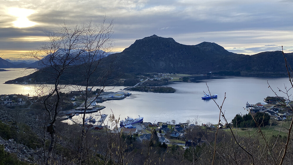 Bilde #1: Utsikt fra trappene, uover Midsund og over mot Midøya.