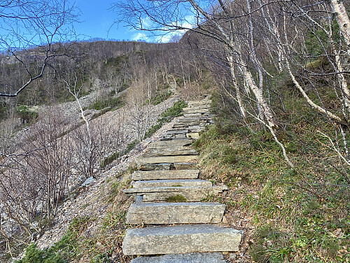Bilde #2: På vei opp Midsund-trappene, mellom Akslahornet og Midsundhornet.
