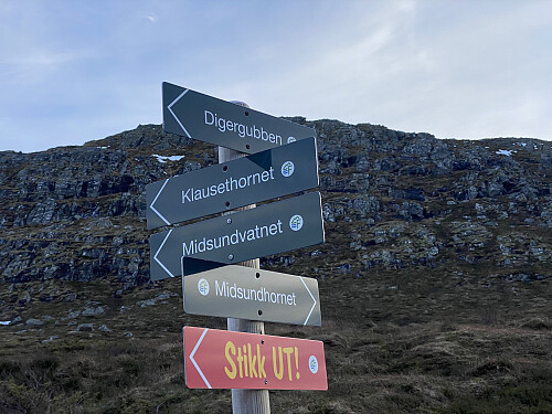 Bilde #4: Skilt der stien deler seg oppe på platået. Trollhesten [622 m.o.h.] sees i bakgrunnen.