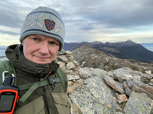 Bilde #8: På toppen av Digergubben [527 m.o.h.]. Blåhammaren [508] i bakgrunnen.