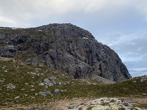 Bilde #10: Bilde av det bratte partiet angitt på kartet på forrige bilde. På en varm og tørr sommerdag kunne man saktens finne seg ei rute ned her, men på en vinterdag med flekkvis is på bakken,var det adskillig tryggere å gå rundt.