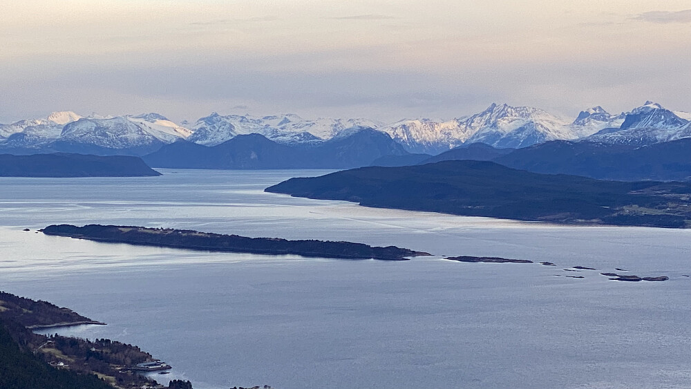 Bilde #11: Utsikt fra Blåhammaren [508 m.o.h.] mot Moldeleia, Tautra og Furlandet. Til venstre i bildet sees Sekken, og bak til høyre i bildet sees Venjetindane, Kalskråtinden, Romsdalshornet og Store Trolltind.