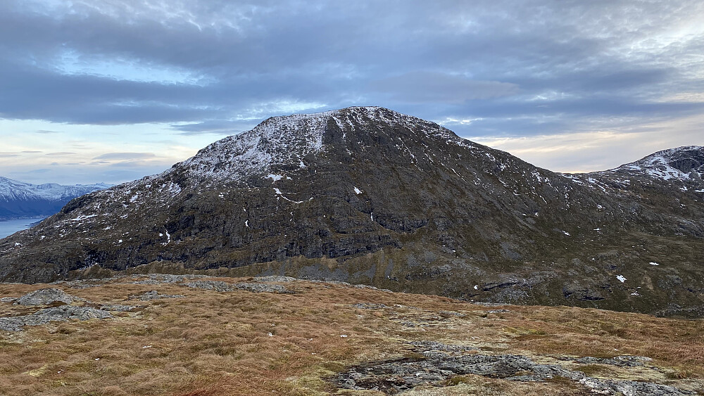 Bilde #12: Utsikt fra Blåhammaren [508] mot Klausethornet [669 m.o.h.]. Trollhesten [622] sees delvis lengst til høyre i bildet.