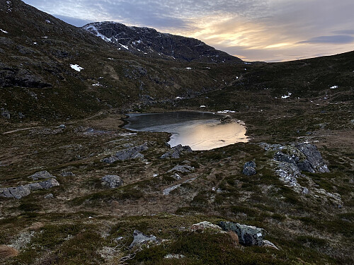 Bilde #13: På vei ned fra Blåhammaren [508] mot Digergubbvatnet [368 m.o.h.].
