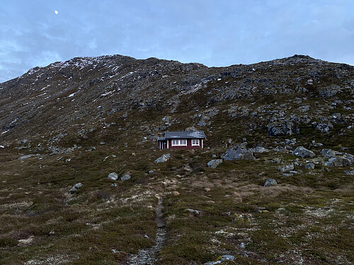 Bilde #14: Ei lita hytte ved foten av Klausethornet, og nå er skumringen i anmarsj.