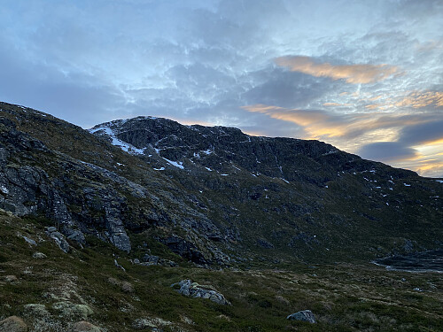 Bilde #16: Utsikt mot Trollhesten [622 m.o.h.] fra stien oppover på østsida av Klausethornet [669 m.o.h.]
