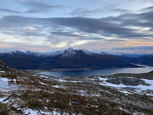 Bilde #17: Utsikt fra Klausethornet [669 m.o.h.] mot Rekdalshesten [782] og Blåskjerdingen [1069 m.o.h.].