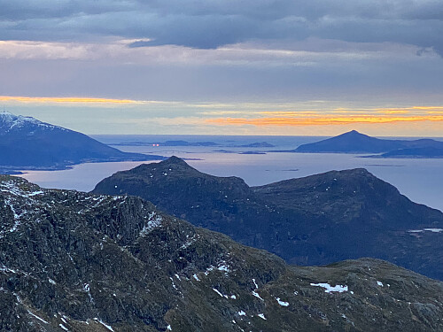 Bilde #18: Utsikt mot Midsundhornet, Bløkallen, Gamlemsveten og Goaldet/Lepsøya. Der sees også et par skarpe slope-indicator-lys ved flyplassen på Vigra.