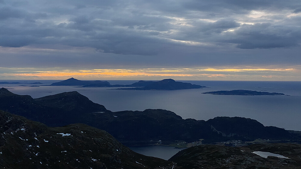 Bilde #19: Utsikt mot Nordøyane. Fra venstre: Lepsøya, Haramsøya, Flemsøya og Fjørtofta. I forgrunnen sees Litlekulten [446 m.o.h.] og delvis Bløkallen [522] på Midøya, og enda nærmere sees Midsundhornet [483 m.o.h.]. Bildet er tatt på vei ned fra Trollhesten [622] til Midsundhornet [483 m.o.h.].