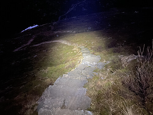 Bilde #21: Noen av trappene i lyset fra hodelykta. Litt høyere oppe var steinene i trappa to steder dekket av klunk-is, noe jeg nok ikke ville sett uten hodelykt; hvilket kunne ført til et stygt fall i bratt terreng. En god hodelykt er uvurderlig i slikt terreng, selv når man går i måneskinn.