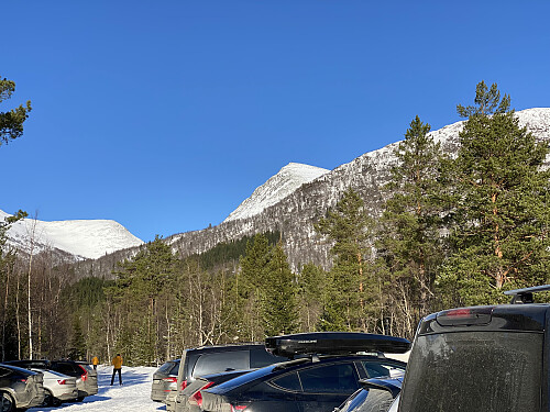 Bilde #1: Skarven (delvis skjult bak Steinberget) sett fra parkeringsplassen på Hellerøra. Til venstre i bildet sees noe av Loftskartinden.