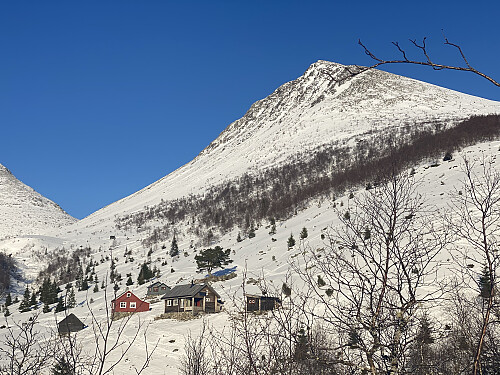 Bilde #4: Skarven [1143 m.o.h.], med Loftskarsætra [465 m.o.h.] i forgrunnen. Skaret i bakgrunnen er Loftskaret.