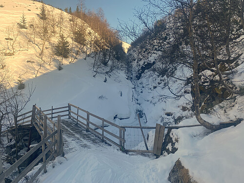 Bilde #5: Brua over gjelet med elvefaret som kommer ned fra Hestebotnen. Loftskareætra ligger straks etter brua.