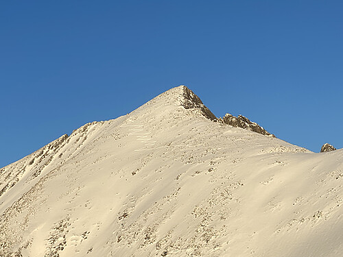 Bilde #11: Klauva i mektig majestet, og med skispor som leder opp til toppen.