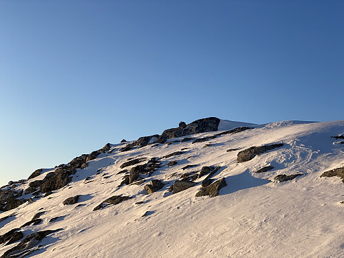 Bilde #13: Her har jeg tatt av skiene, og går til fots siste stykket frem til toppen.