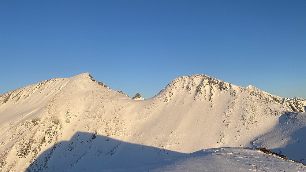 Bilde #15: Utsikt fra toppen av Skarven mot Klauva [1512] og Søre Klauva [1356 m.o.h.], og med Ivertoppen [1390 m.o.h.] stikkende opp i mellom.