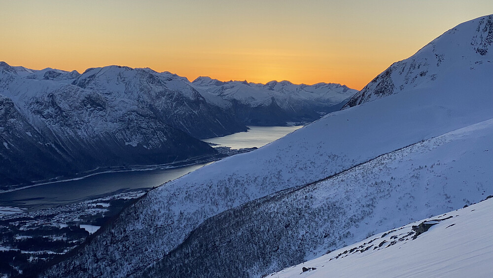 Bilde #16: Skumringsbilde over Isfjorden og Romsdalsfjorden tatt like etter solnedgang. Åndalsnes sees omtrent midt i bildet.