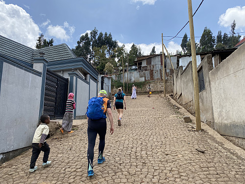 Image #1: The first part of the trail goes through a suburban area, where you'll find luxury residences alongside mere shelters.