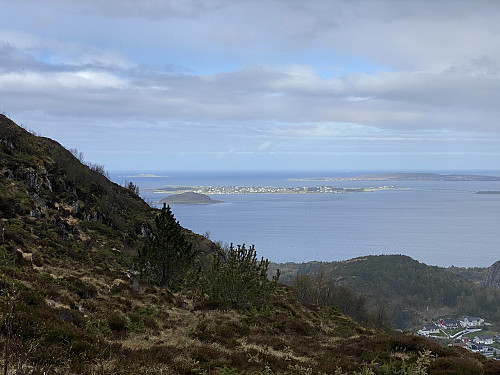 Bilde #4: Utsikt mot Havsteinen [61 m.o.h.], Giske [25 m.o.h.], Erkna [43 m.o.h.] og Synneset [90 m.o.h.] på Vigra.