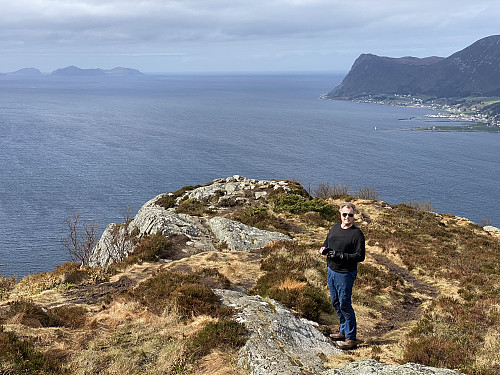 Bilde #10: Min bror like vest for toppen. Til venstre i bakgrunnen sees Runde, og til høyre sees Lestane på Godøya.