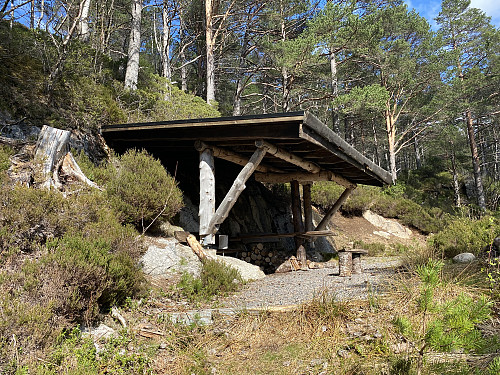 Bilde #2: Etter ca. 400 meter langs denne skogsveien, passerte jeg denne gapahuken på høyre handa. Omkring 200 meter etter gapahuken, kommer man til Heggdalskaret, et skar med en nokså bratt fjellside på hver side, før man er oppe på Skarsheia.