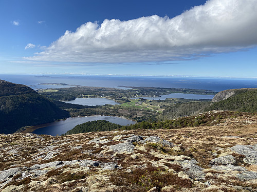 Bilde #10: Utsikt fra Skiftingsvarden [392 m.o.h.] mot Holsvatnet [30 m.o.h.] og Rakvågen.