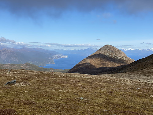 Bilde #14: På vei fra Foksåta [632 m.o.h.] til Opstadhornet [737 m.o.h.], med utsikt mot Heggdalshornet [684 m.o.h.] og mot Molde by.