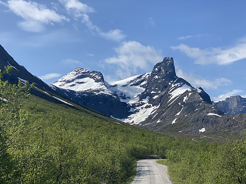Bilde #1: Romsdalhornet i praktfullt solskinn. Bilde tatt like før man kommer til Venjedalsvatnet.