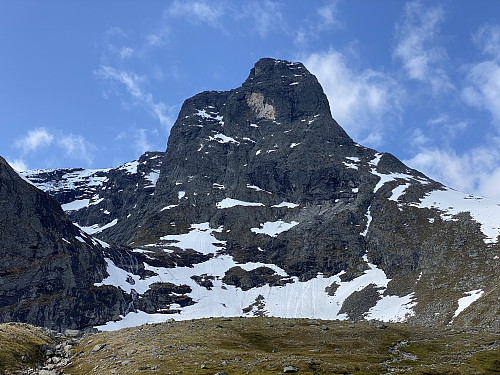 Bilde #2: Romsdalshornet sett fra parkeringsplassen øverst i Venjedalen. Enkelte snøflekker, men ikke verre enn at det burde gå med litt grove kjetting-brodder.