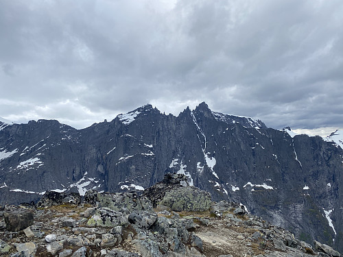 Bilde #5: Utsikt mot Trollveggen fra en fjellknaus ved foten av Nordveggen.