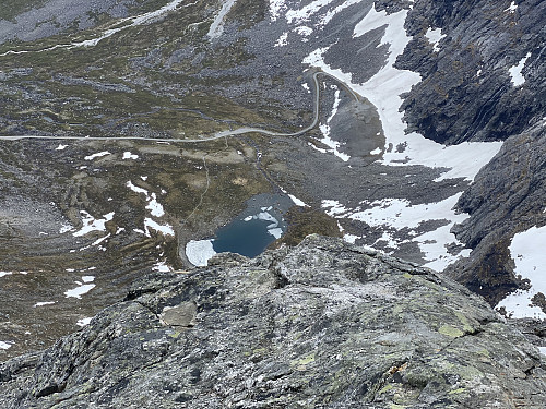 Bilde #8: Utsikt ned mot Hornvatnet og parkeringsplassen øverst i Venjedalen.