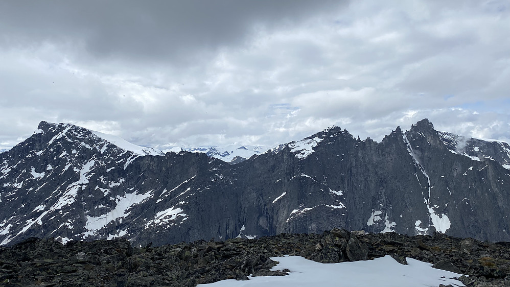 Bilde #11: Trollveggen sett fra toppen av Romsdalshornet, med Breitinden [1797 m.o.h.] lengst til venstre, Trollryggen [1725 m.o.h.] litt til høyre for midten av bildet, og Store Trolltind [1788 m.o.h.] ute til høyre.