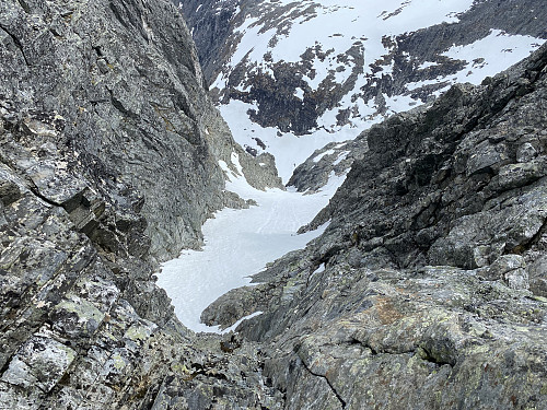 Bilde #12: Det lå fortsatt en hel del snø i Halls renne, så her måtte jeg fram med Chainsen-broddene mine.
