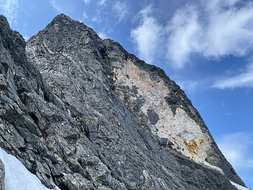 Bilde #14: Den "gule flekken" på østsida av Romsdalshornet, like under topplatået. Ifølge app'en Rock Identifier, består steinene fra den gule flekken av pegmatitt.