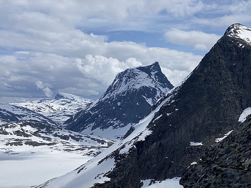 Bilde #15: Utsikt mot Kalskråtinden [1801 m.o.h.]. Olaskarsvatnet [1126 m.o.h.] er fremdeles islagt.