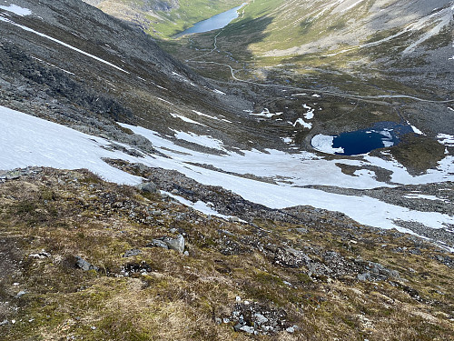 Bilde #17: En del snø også mot slutten av turen, ned mot Hornvatnet, som fortsatt var delvis islagt.