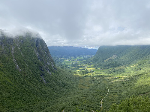 Bilde #1: Utsikt utover Øvstedalen og Rypdalen fra stien opp mot Dalskleiva. Tresfjorden skimtes så vidt i det fjerne.