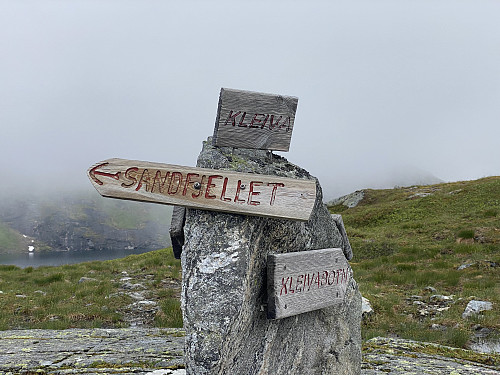 Bilde #2: Oppe på Dalskleiva står en stein med en rekke skilt som viser vei. Jeg tok veien mot Sandfjellet, da dette også er veien til Storbua.