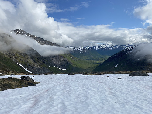 Bilde #4: Utsikt mot Pusken hyttefelt [ca. 400 m.o.h.] i Stordalen, med Dyrdalstinden [1371 m.o.h.] på venstre side av dalen, og Storlihornet [995 m.o.h.] på høyre side.