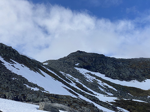 Bilde #6: Utsikt opp mot Kvasstinden [1166], en knaus med utsikt utover Øvstedalen og Tresfjorden.