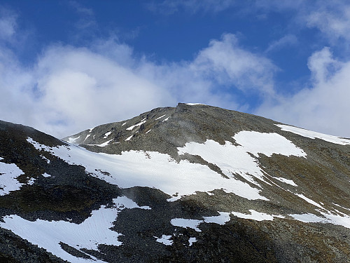 Bilde #7: Utsikt opp mot toppen av Sandfjellet [1470 m.o.h.], det høyeste fjellet i Vestnes kommune (selve toppen sees dog ikke på dette bildet).