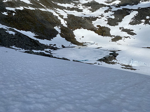 Bilde #8: Høyt oppe i Jolbotnen, mellom Sandfjellet og Storbua, ligger dette mer eller mindre islagte tjernet. Det er ikke navngitt på kartet, men traséen jeg skulle fulgt går egentlig på andre siden av det.