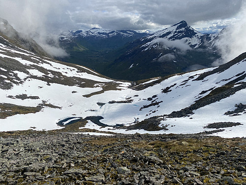 Bilde #9: Tilbakeblikk mot tjernet øverst i Jolbotnen, i det jeg nå snart er oppe på ryggen mellom Sandfjellet og Storbua. I bakgrunnen sees dalføret ned mot Pusken og Overøye. Fjellet like til høyre for midten av bildet er Ørastolen [1392 m.o.h.].