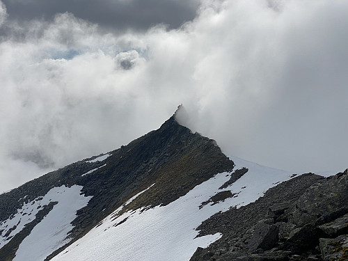 Bilde #11: Tilbakeblikk mot Kvasstinden [1166], som jeg nettopp har passert innunder, og hvor det i øyeblikket ser ut til adiabatisk å danne seg skyer på losiden av fjellryggen, mens det er skyfritt på lesiden.