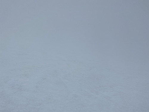 Bilde #12: Oppe på ryggen mellom Sandfjellet [1470] og Kvasstinden [1375] har tåka lagt seg igjen, og jeg ser ikke lenger noe som helst av terrenget.