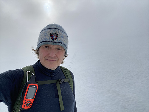 Bilde #13: "Selfie" tatt på samme sted som foregående bilde. Man kan se sporene mine i snøen noen meter bakover, men man har ingen holdepunkter i terrenget å gå etter.